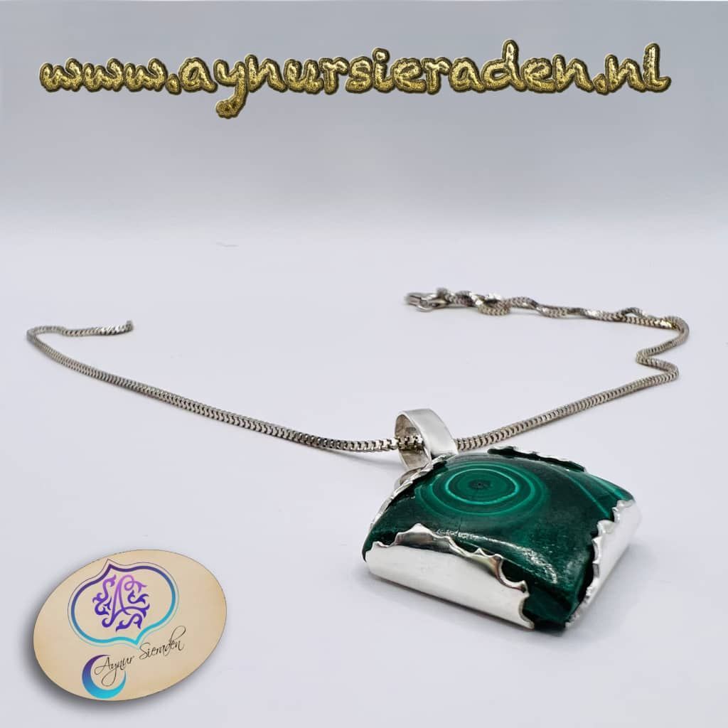 Aynur Sieraden, uniek bijzonder en 100% handgemaakt zilveren hanger met een prachtige malachiet.