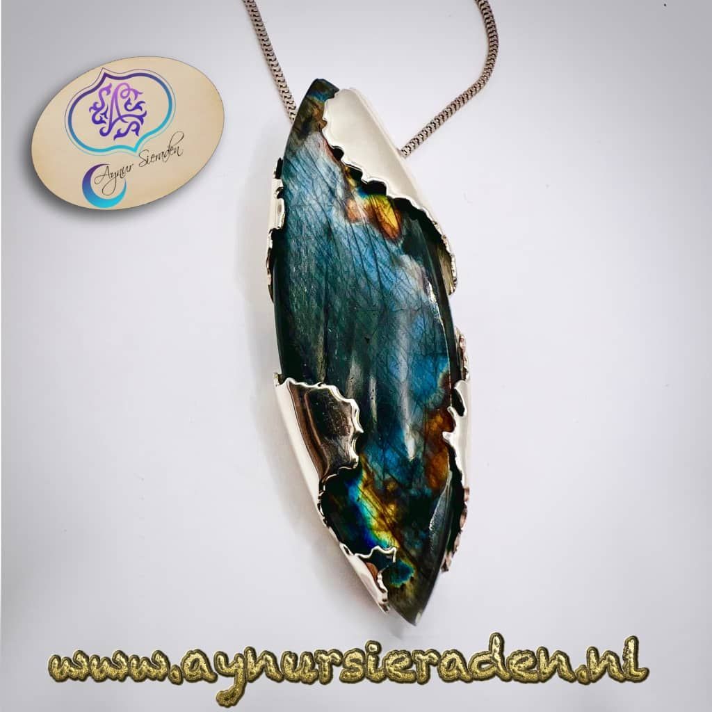 Aynur Sieraden, Uniek bijzonder en 100% handgemaakt zilveren hanger met een labradorieten.