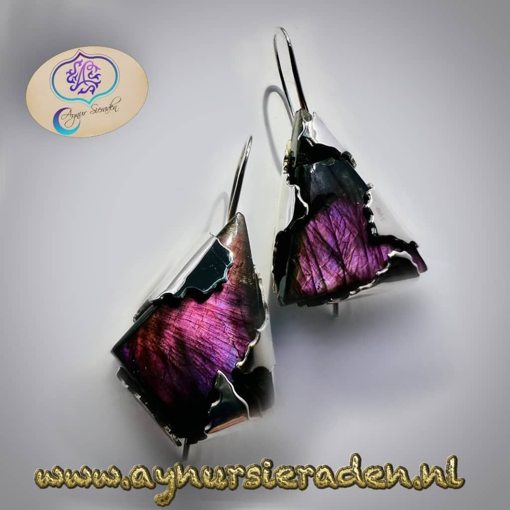 Aynur Sieraden, Paarse Mist, Zilveren oorbellen met twee prachtige paarse labradorieten.