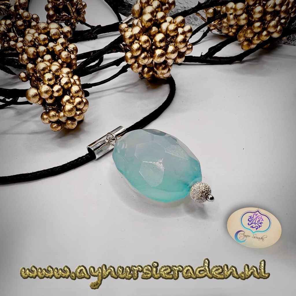 Aynur Sieraden, Uniek, bijzonde & 100% handgemaakt zilveren oorbellen met een blauwe steen.