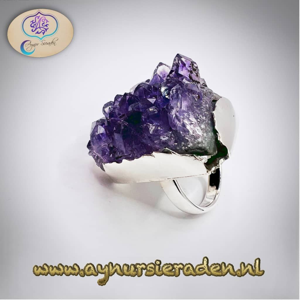 Aynur Sieraden, uniek bijzonder en 100% handgemaakt zilveren ring met een grote natuurlijk amethist.
