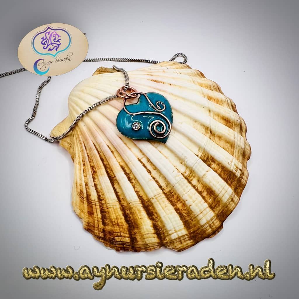 Aynur Sieraden, Het materiaal is koper, emaille en het is versierd met een zirkonia.