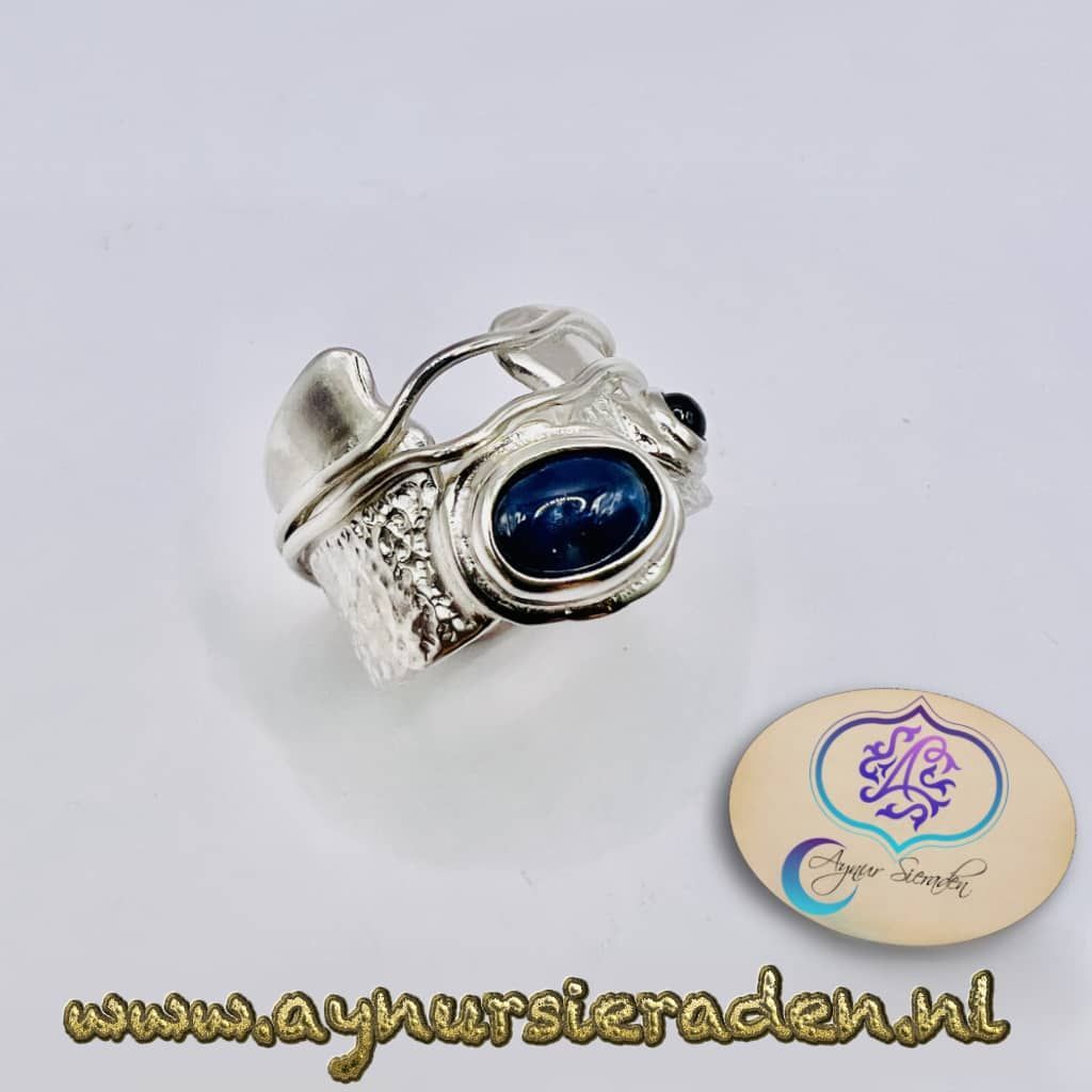 Handgemaakte zilveren ring van 925 sterling zilver met saffier – uniek ontwerp van Aynur Sieraden