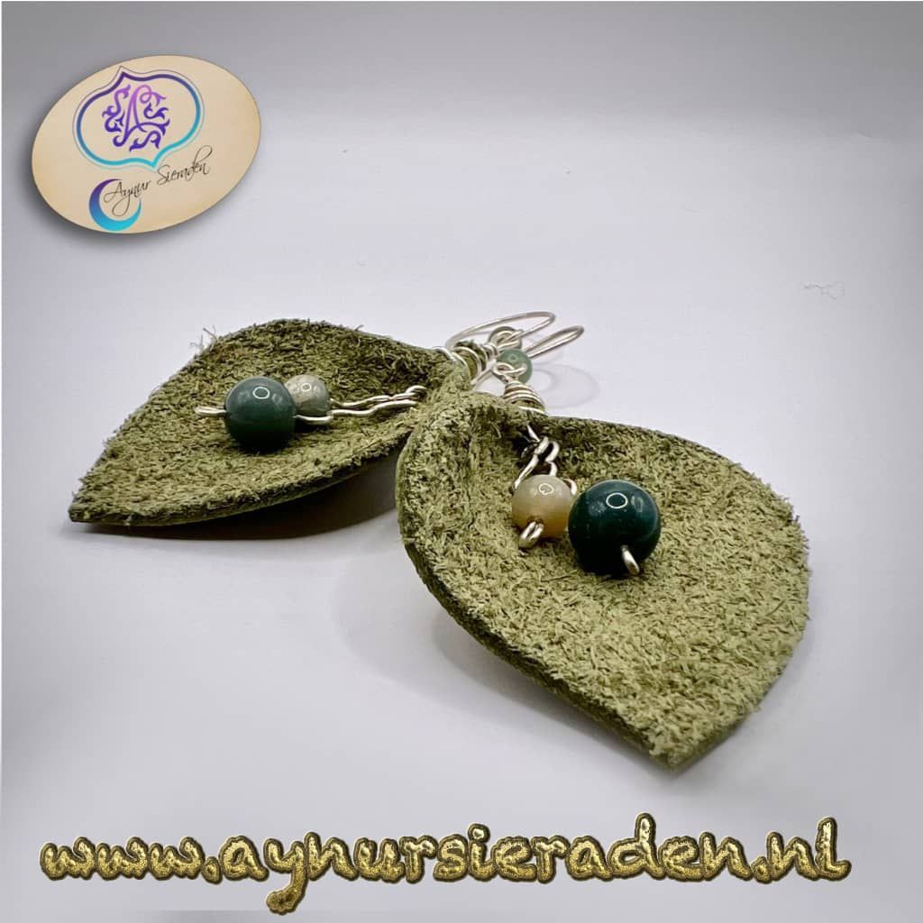 Aynur Sieraden, uniek, bijzonder en 100% handgemaakt zilveren oorbellen met leer badje en agaten.