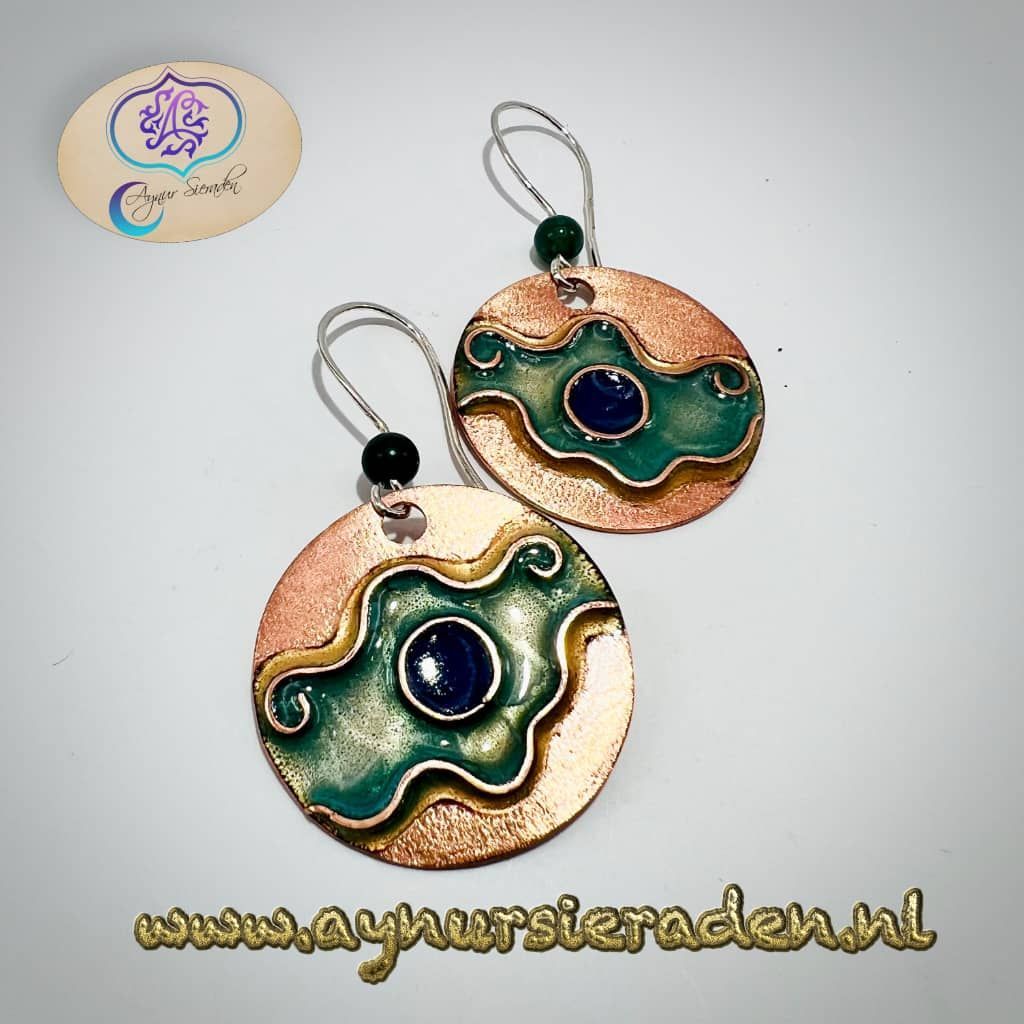 Aynur Sieraden, Geëmailleerde oorbellen met zilveren oorhaakje. De basis van de oorbellen is van koper met emaille. De parels zijn agaat.