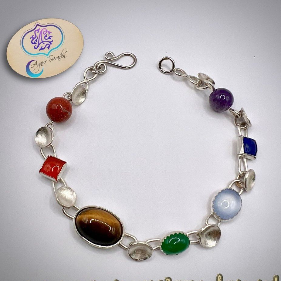Aynur Sieraden, Zilveren armband met chakra kleuren. Amethist, lapis lazuli, chalcedoon, aventurijn, tijgeroog, carneool en een granaat. Uniek, bijzonder en 100% handgemaakt.