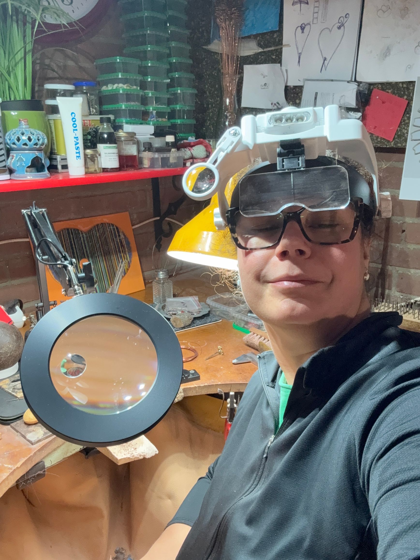 Edelsmid aan het werk in het atelier – handgemaakte sieraden van Aynur Sieraden