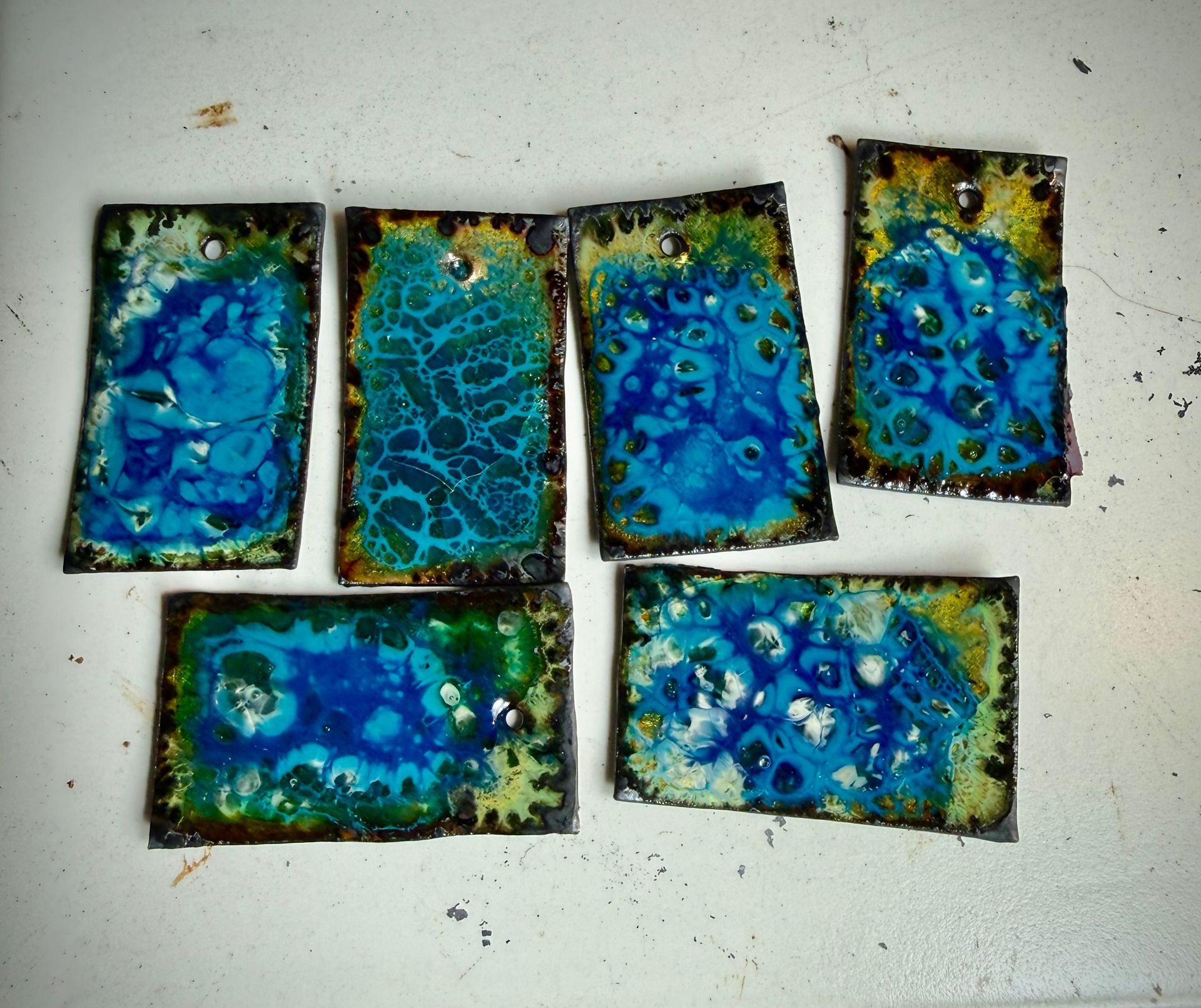 Aynur Sieraden – handgemaakte emaille sieraden op koper, experimentele techniek en werkproces in het atelier