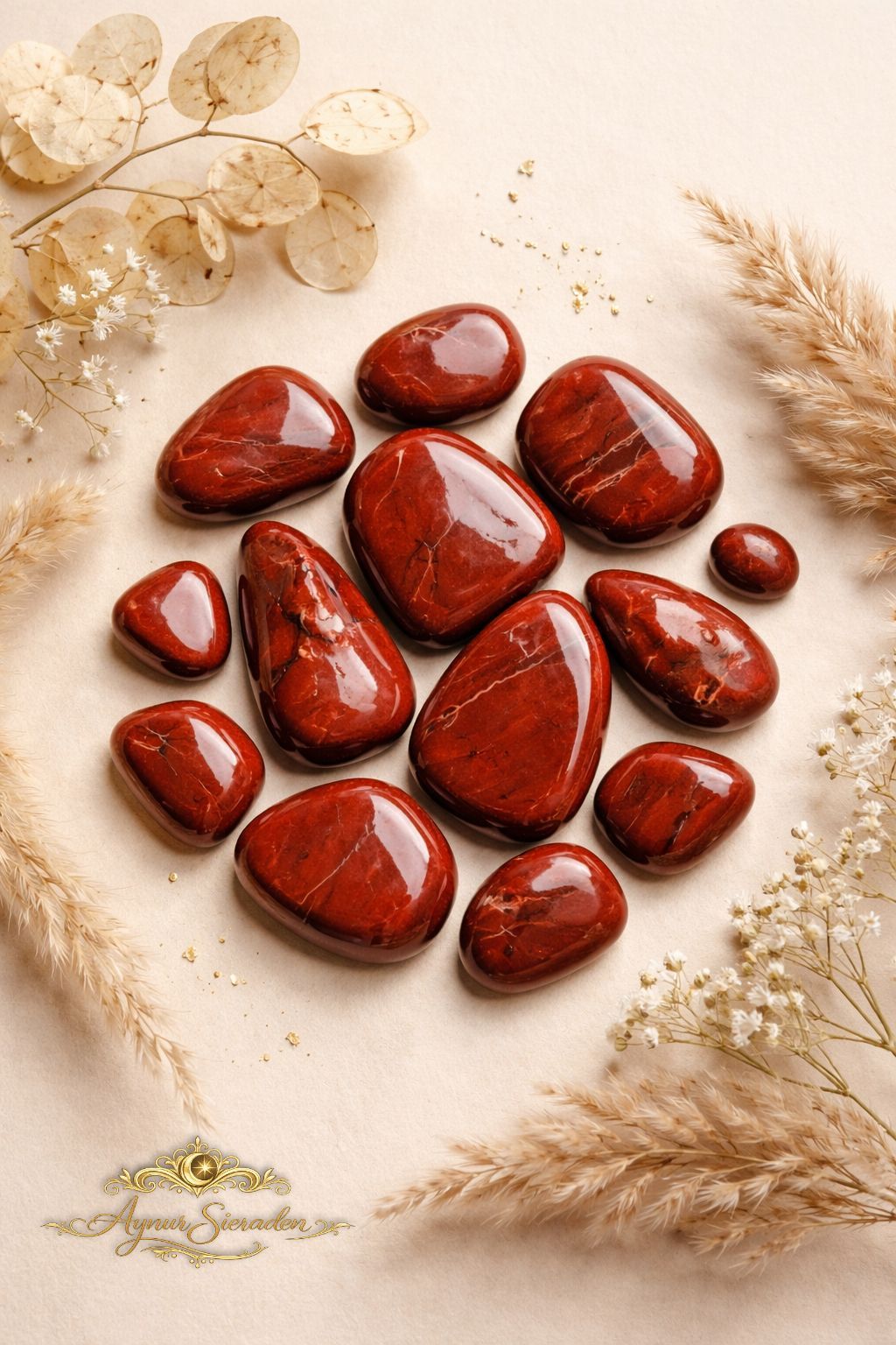 Rode jaspis stenen – natuurlijke edelstenen in warme roodbruine tinten, decoratief gerangschiktRode 