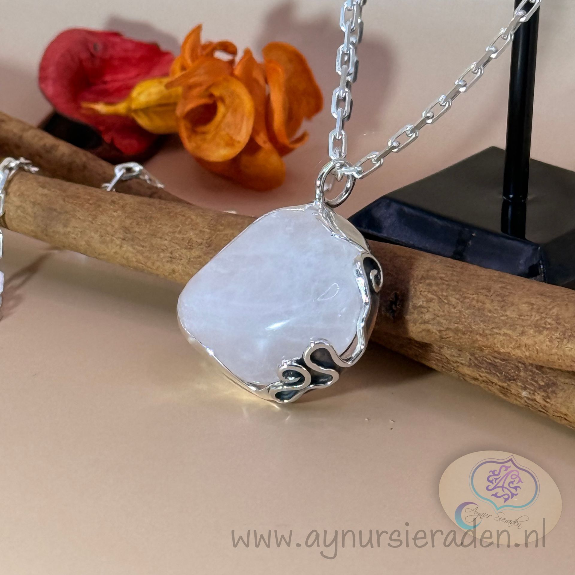 Handgemaakte zilveren hanger met rozenkwarts – uniek ontwerp van Aynur Sieraden