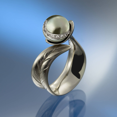 Prijswinnende handgemaakte ring Message van 18 karaat witgoud met diamanten en Tahiti-parel – Aynur Sieraden