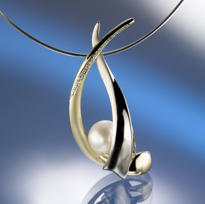 Prijswinnende handgemaakte hanger Visionair van 18 karaat goud met diamanten en parel – Aynur Sieraden