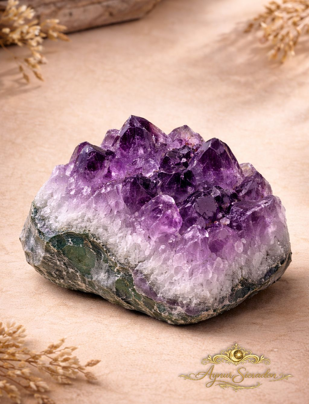 Aynur Sieraden – detail van handgemaakte zilveren ring met ruwe amethist, natuurlijke structuur zichtbaar