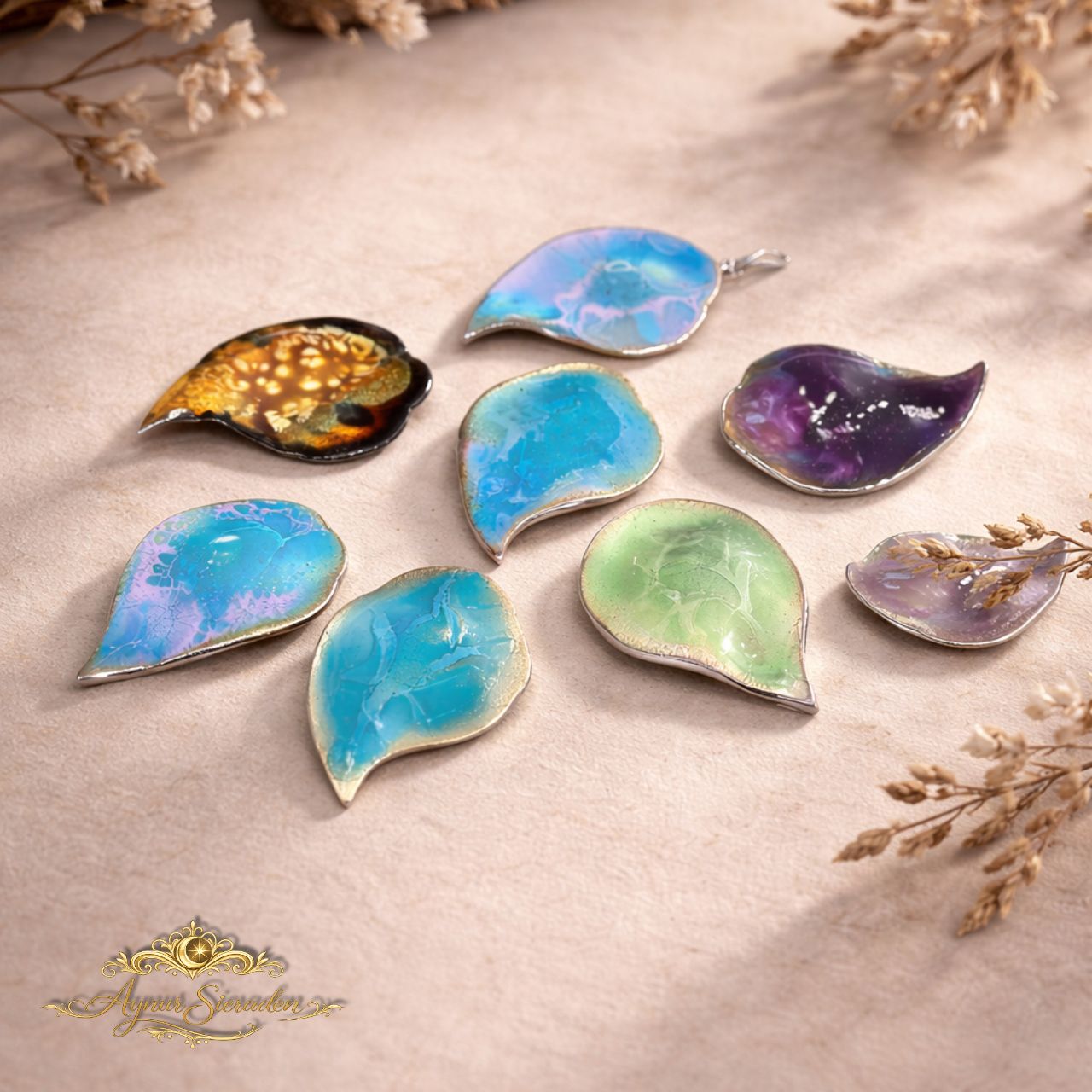 Handgemaakte zilveren hanger met labradoriet in schelpvorm – uniek ontwerp van Aynur Sieraden