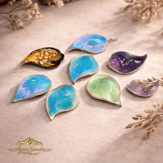 Handgemaakte zilveren hanger met labradoriet in schelpvorm – uniek ontwerp van Aynur Sieraden