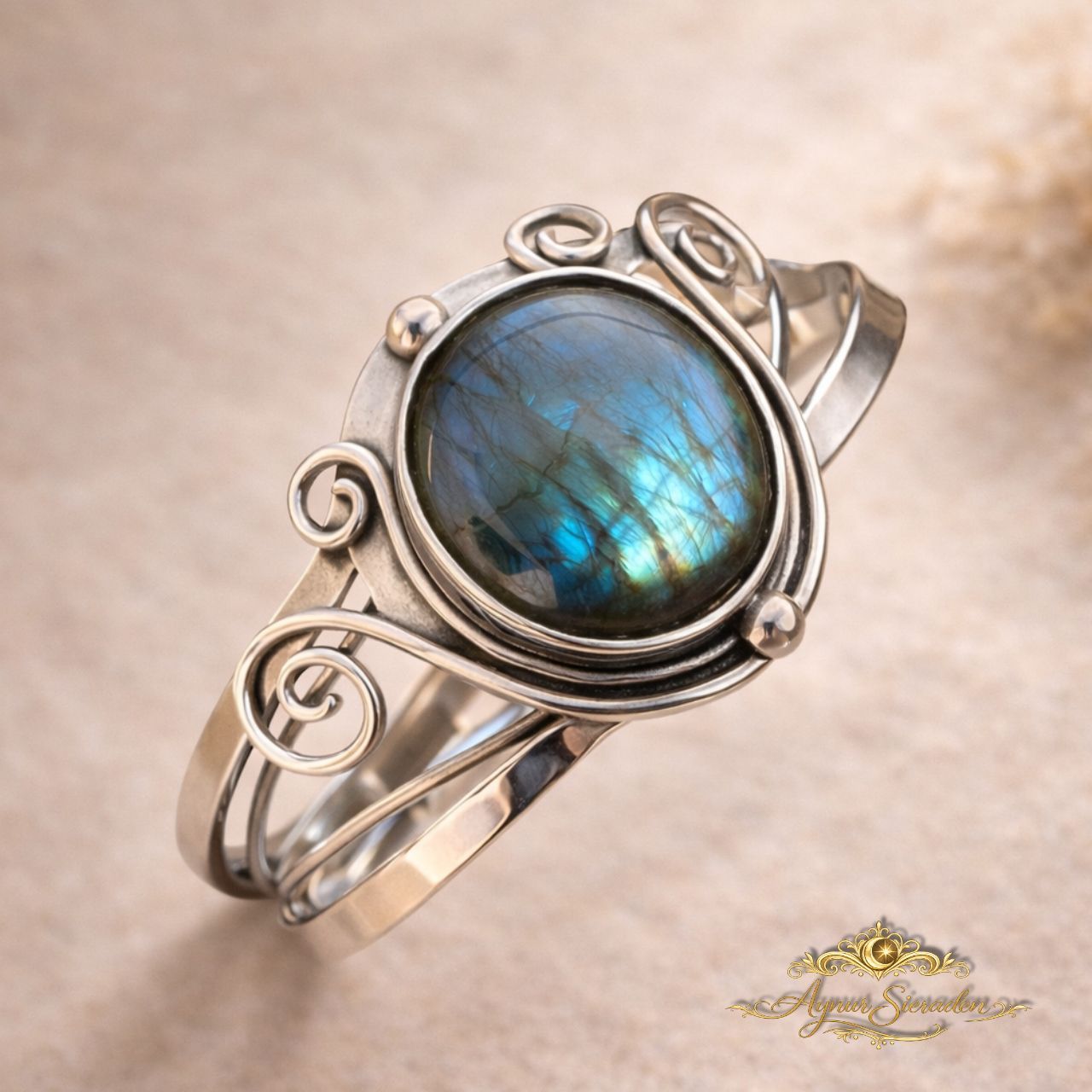 Handgemaakte zilveren armband met labradoriet – uniek sieraad van Aynur Sieraden