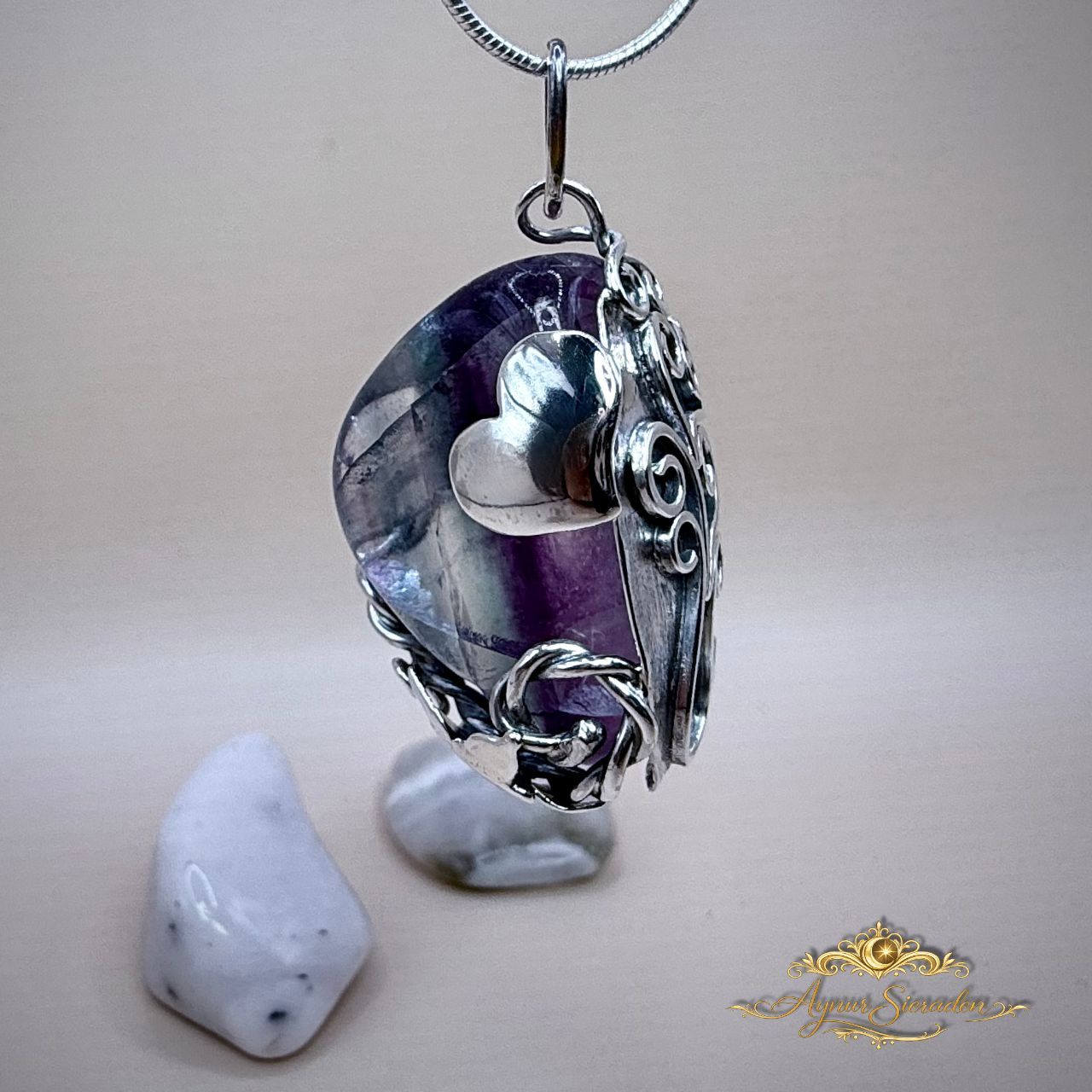 Handgemaakte leren oorbellen met halfedelstenen en zilveren oorhaakjes – uniek ontwerp van Aynur Sieraden