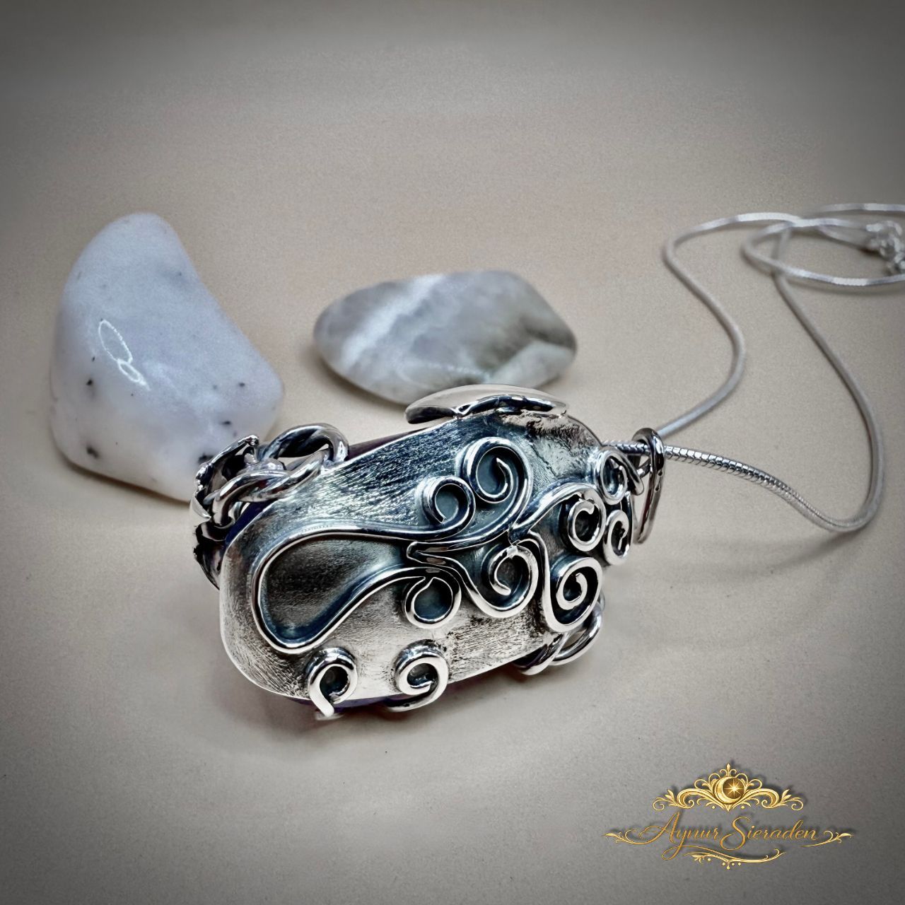 Handgemaakte zilveren hanger met rozenkwarts - uniek ontwerp van Aynur Sieraden