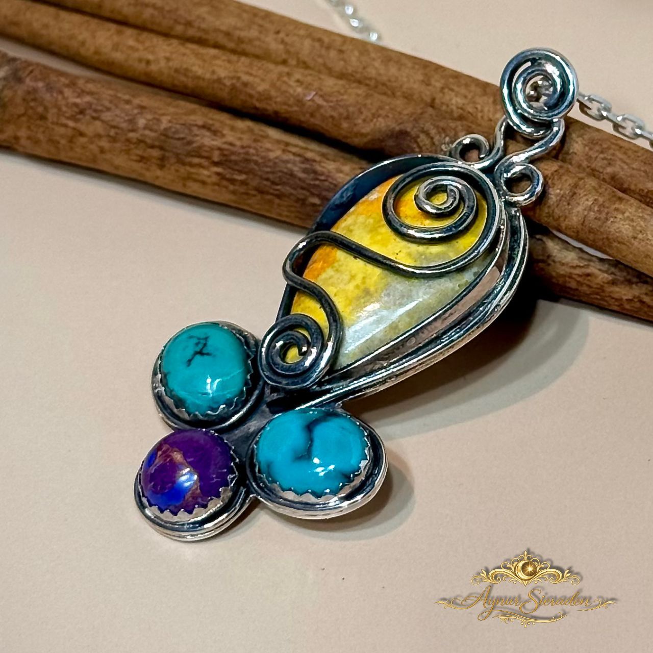 Handgemaakte zilveren ring van 925 sterling zilver met saffier – uniek ontwerp van Aynur Sieraden