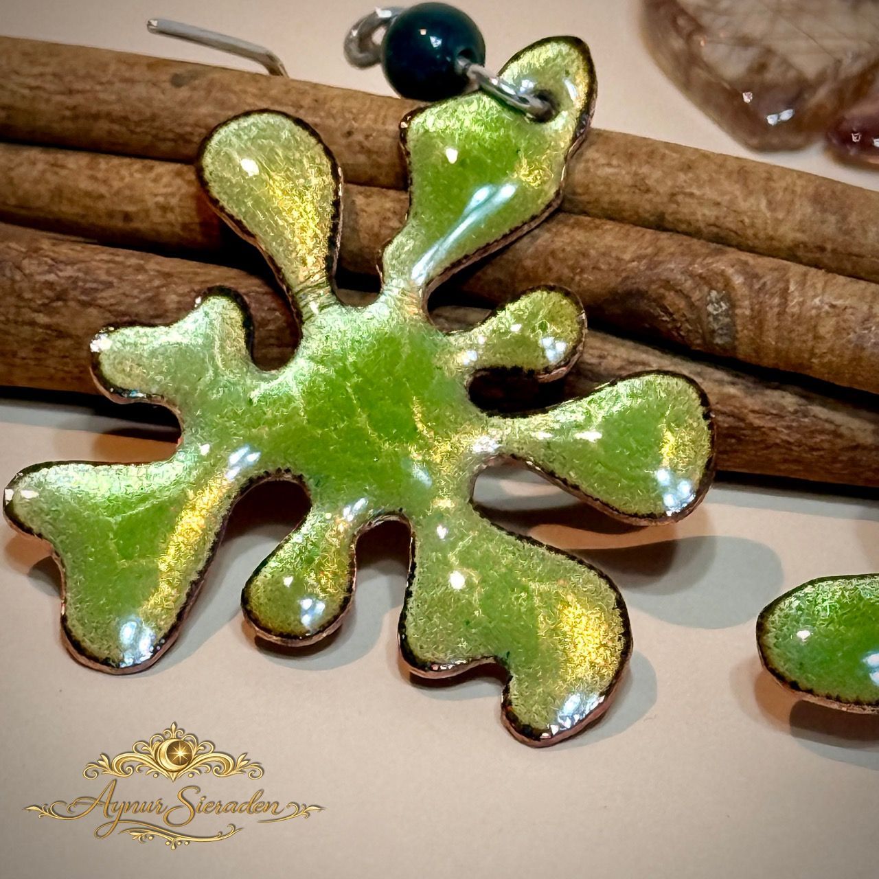 Aynur Sieraden, Deze grappige oorbellen hebben de vorm van een verfvlek. De basis van het emaille is van koper en de haak is gemaakt van 925 zilver. Deze oorbellen zijn grote en opzichtige stukken, duidelijk zichtbaar. Deze sieraden zijn niet licht, maar kan draagbaar. Ik raad het zeker niet aan voor degenen die van gewichtloze sieraden houden.