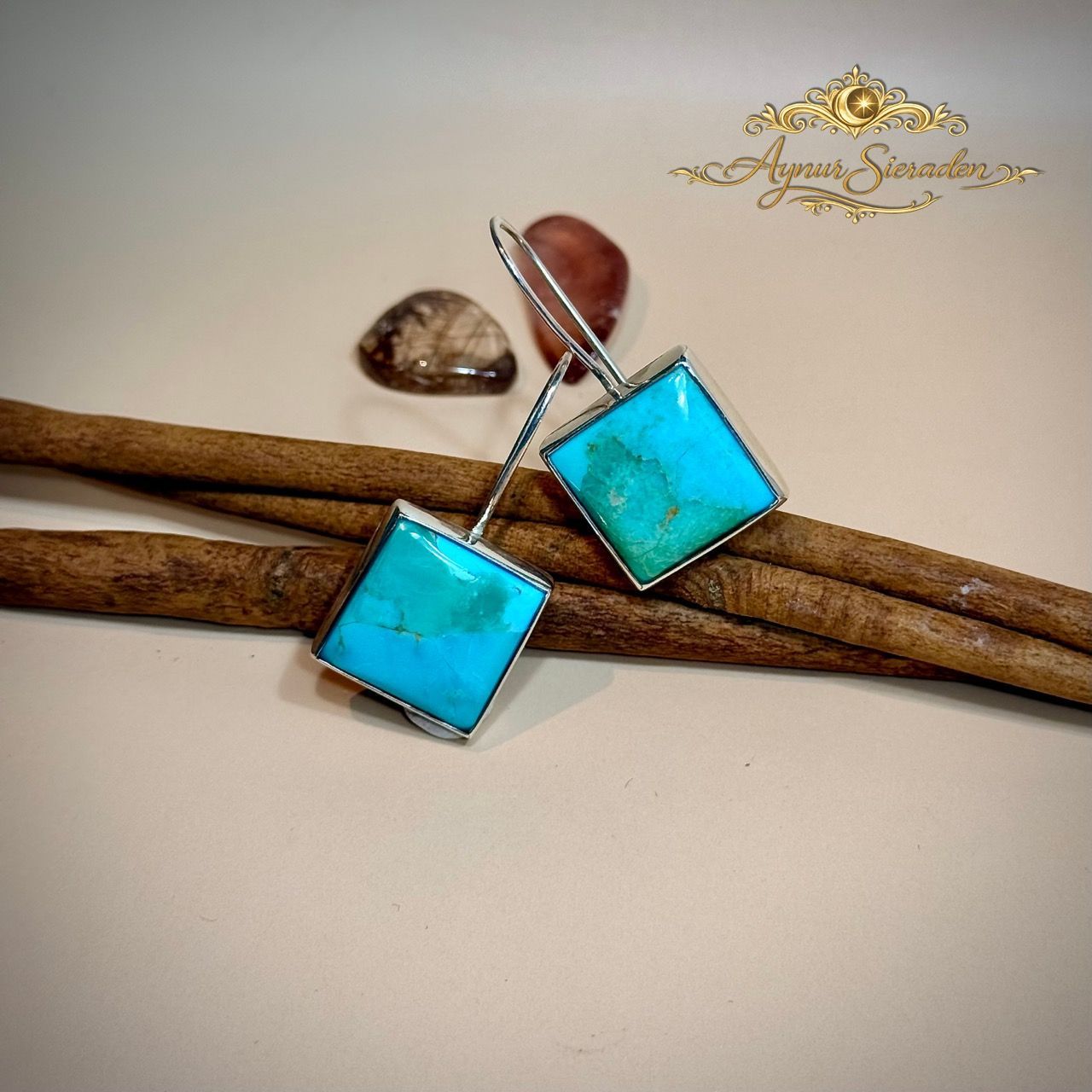 Aynur Sieraden, Turkoois Droom, Uniek, bijzonder en 100% handgemaakt zilveren oorbellen met een-een grote vierkant blauwe turkoois.