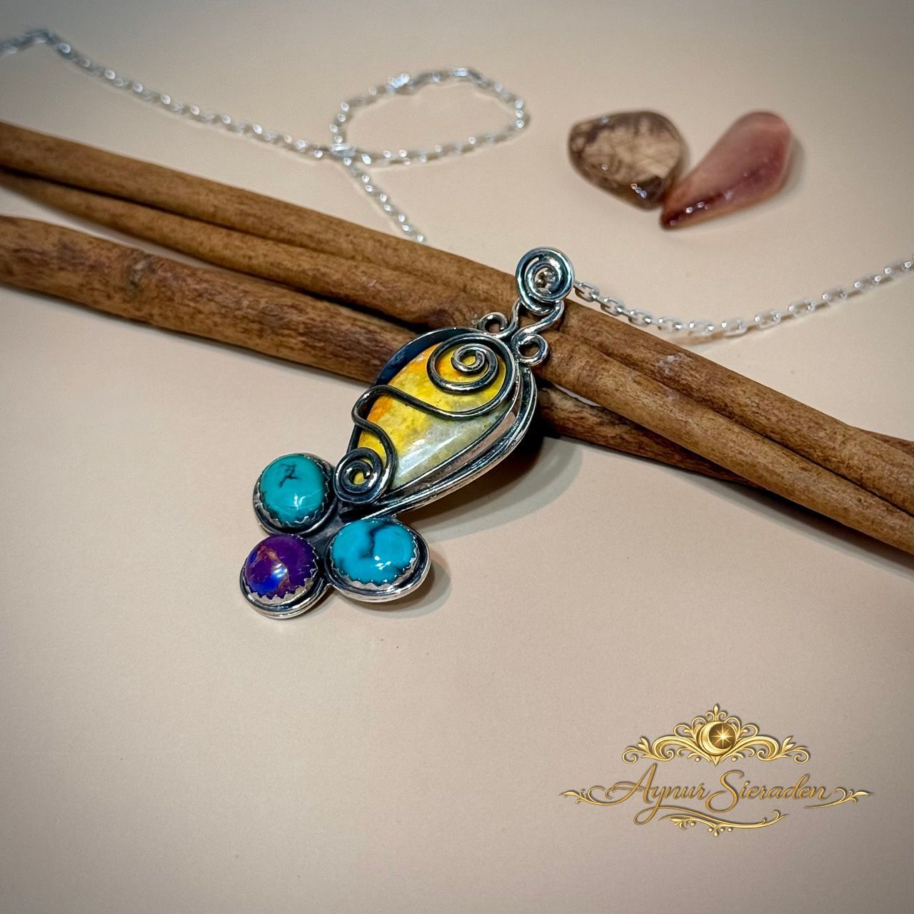 Aynur Sieraden, Uit Het Hart, Uniek bijzonder en 100% handgemaakt zilveren hanger met turkoois en jaspis..