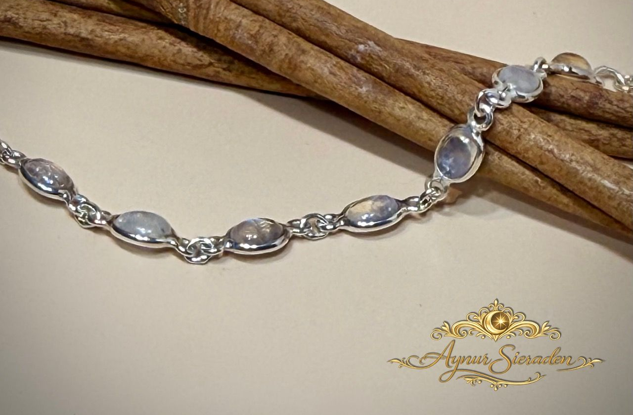 Aynur Sieraden – handgemaakte zilveren armband met maansteen, natuurlijke glans en verfijnd design