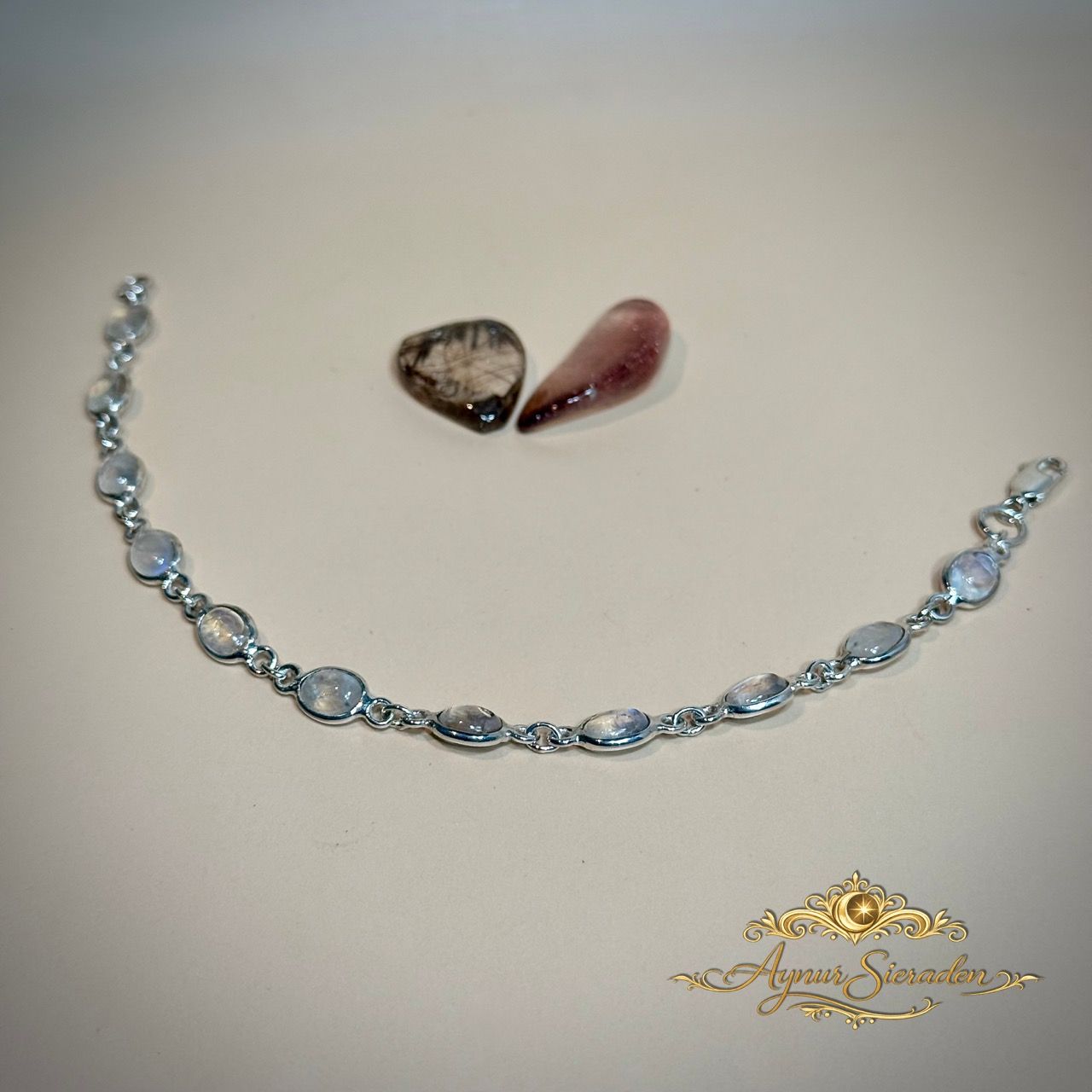 Zilveren armband met maansteen – handgemaakt sieraad met natuurlijk