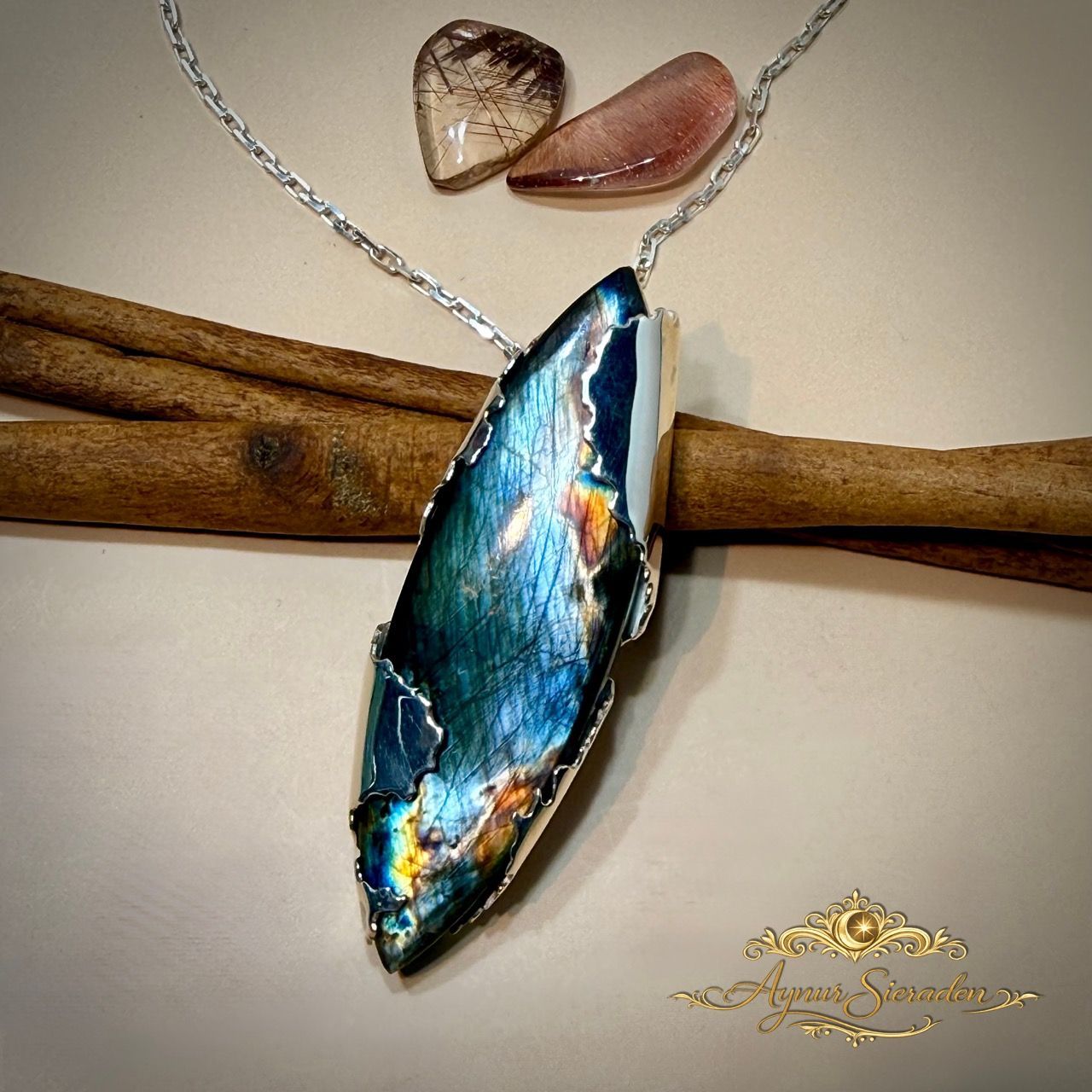 Aynur Sieraden, Uniek bijzonder en 100% handgemaakt zilveren hanger met een labradorieten.