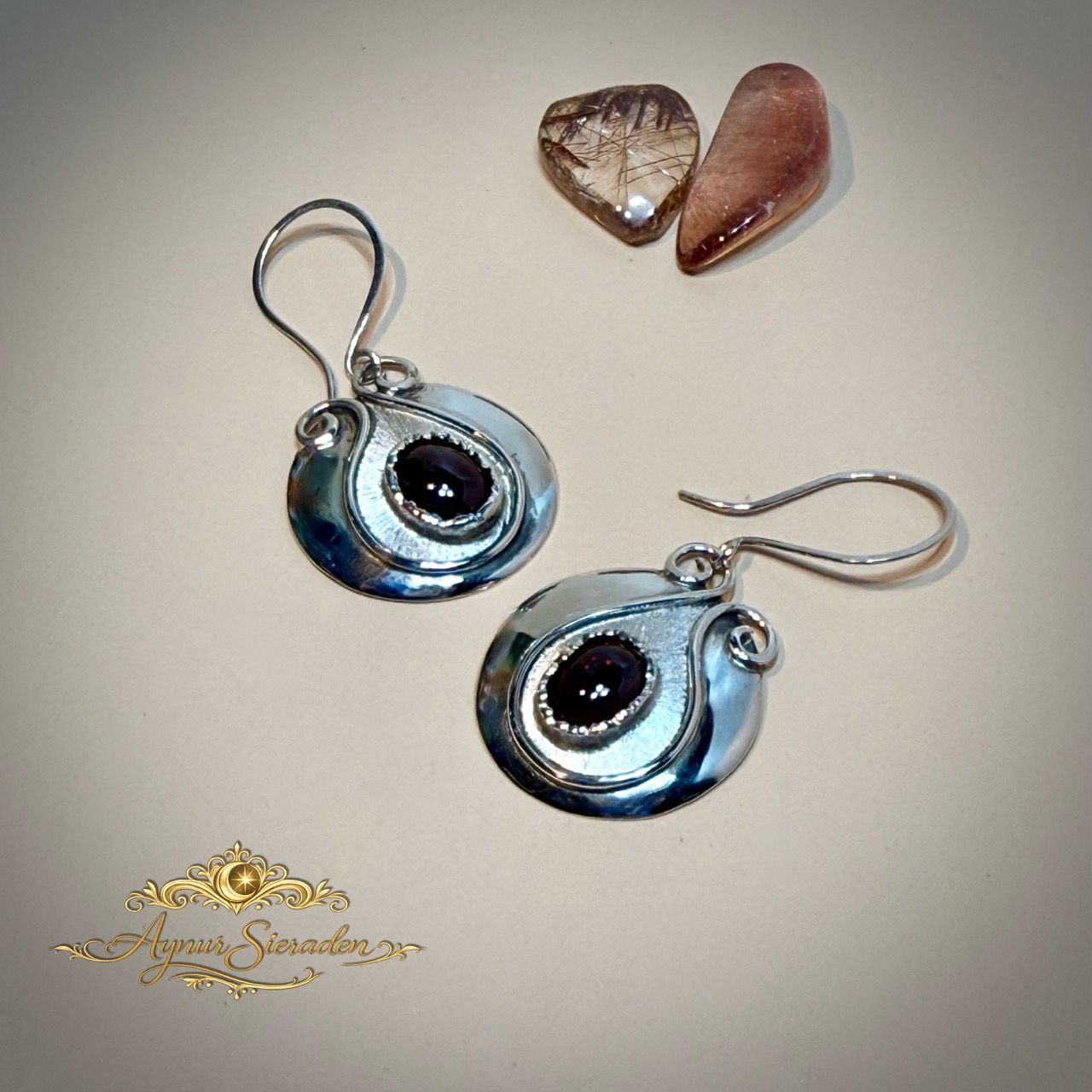 Aynur Sieraden, Zilveren oorbellen met granaat stenen.