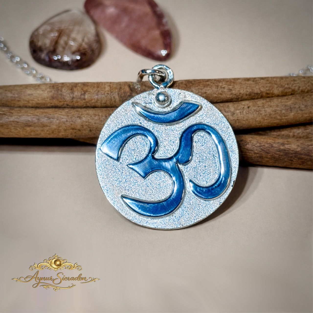 Aynur Sieraden. Om-hanger. Zilveren hanger met een Om symbool.