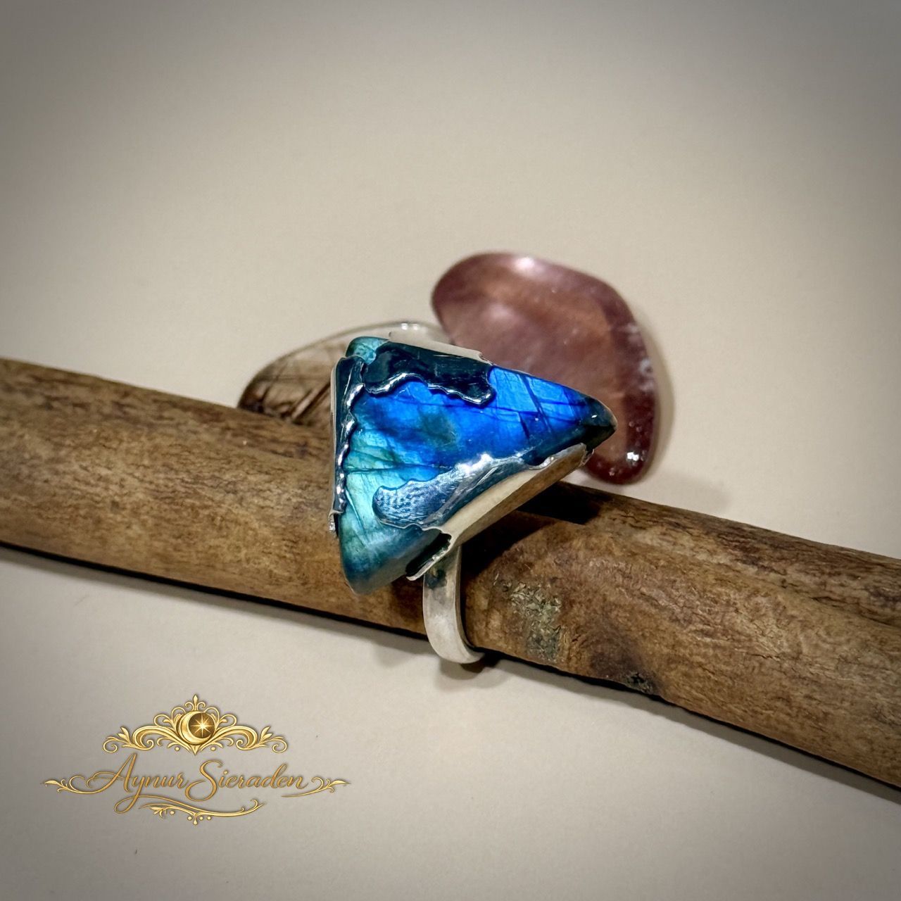 Aynur Sieraden, uniek bijzonder en 100% handgemaakt zilveren ring met een zeeblauwe  labradoriet.