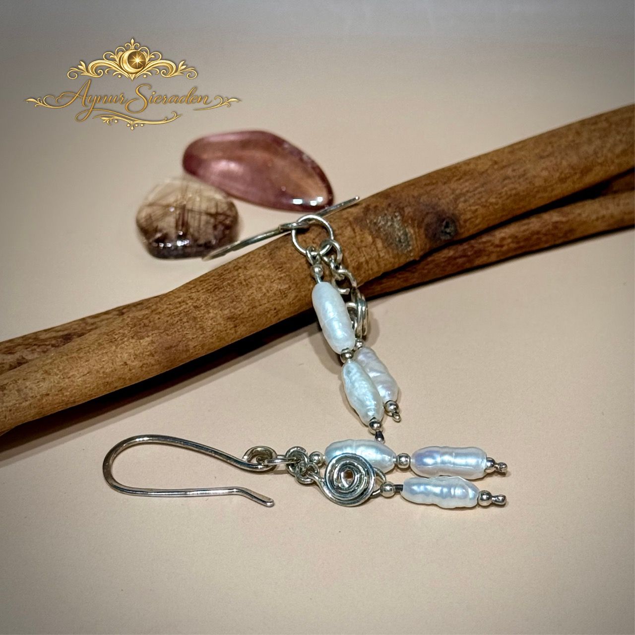 Aynur Sieraden, Zoete Parels, Uniek, bijzonder en 100% handgemaakt zilveren oorbellen met drie-drie stukje zoete parels. Deze parels zijn onregelmatig van vorm.