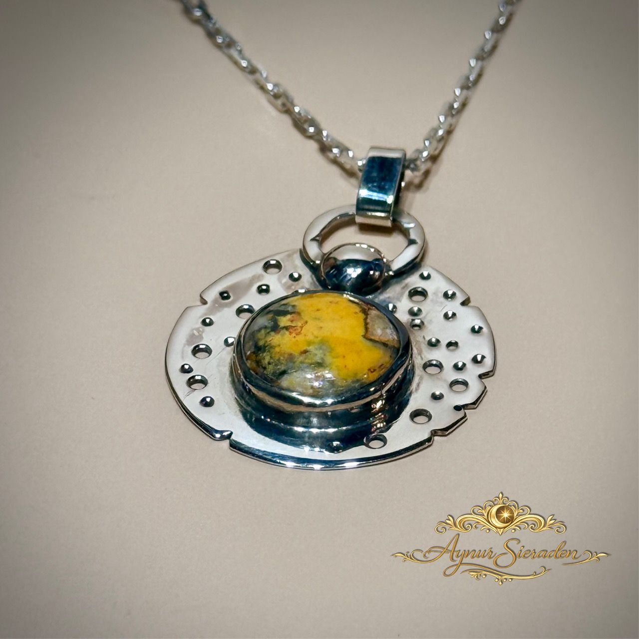 Handgemaakte zilveren hanger met gele jaspis steen – uniek ambachtelijk sieraad van Aynur Sieraden