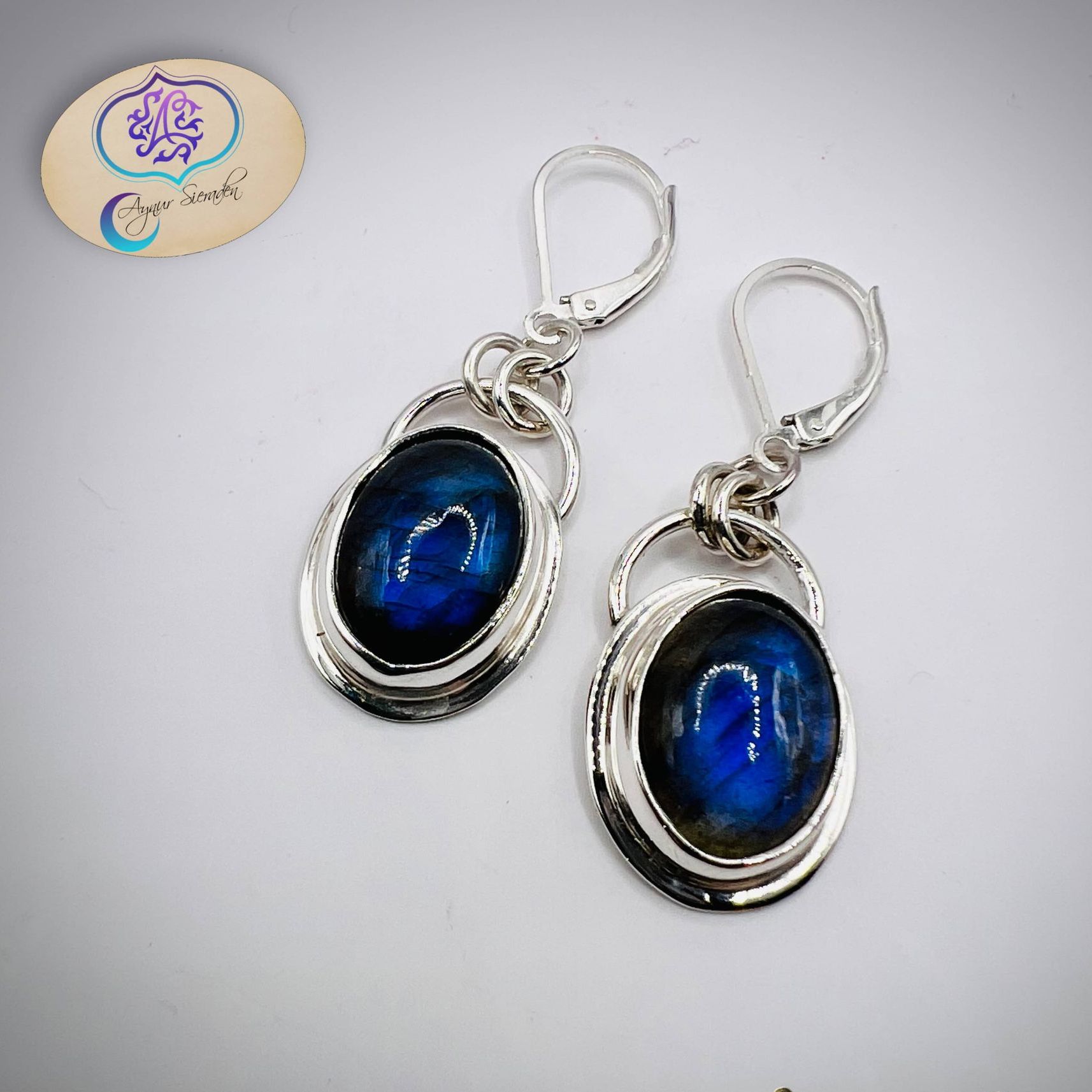 Aynur Sieraden, Deze prachtige oorbellen worden op bestelling gemaakt op basis van een uniek ontwerp. Het materiaal is zilver met labadorieten. Wil je ook unieke sieraden speciaal voor jou gemaakt? Neem contact met mij op.