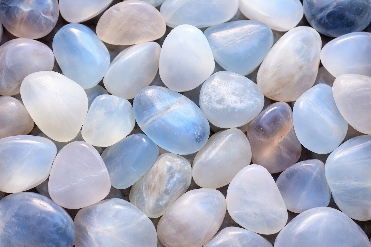 Maansteen edelstenen – natuurlijke stenen met zachte glans in wit en lichtblauw