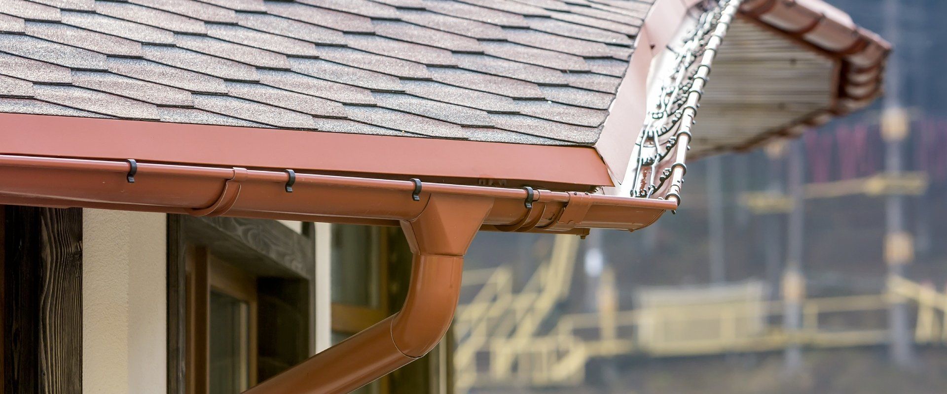 Primo piano di una grondaia sul lato di una casa.