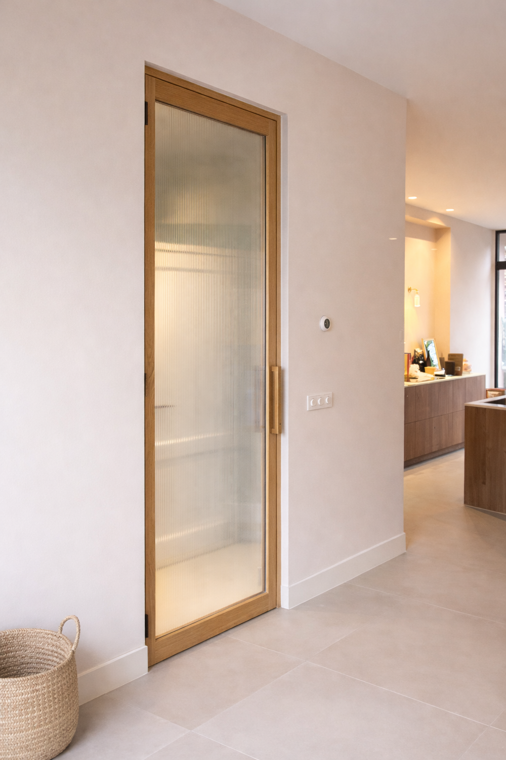 Massief eiken scharnierdeur op maat gemaakt door Eikendeurmetglas in Numansdorp. Inclusief inmeten en montage