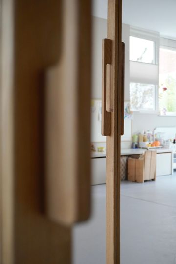 Enkele eiken taatsdeur gemaakt van massief eikenhout en voorzien van helder gelaagd veiligheidsglas.