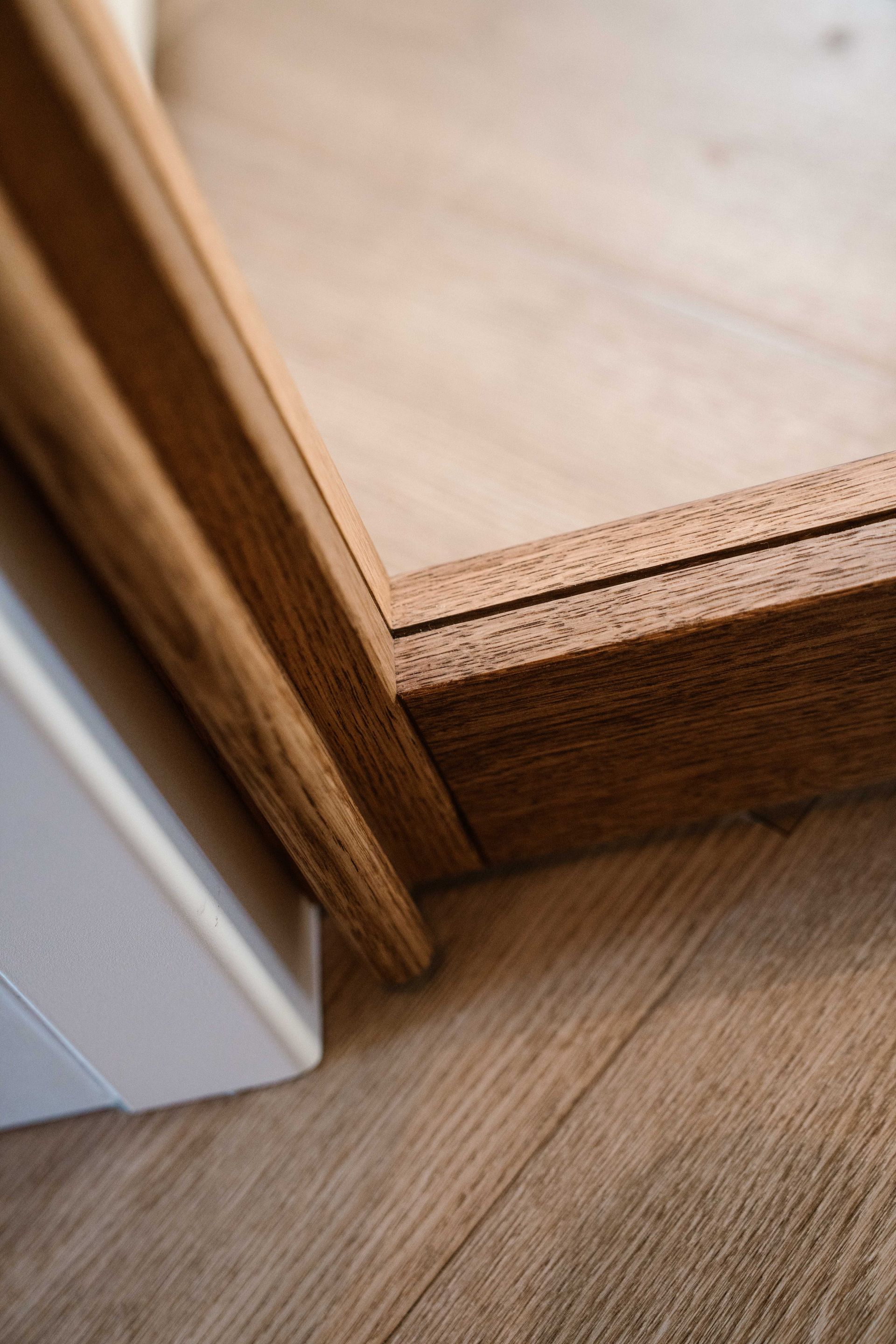 Detail foto hoogwaardige afwerking massief eiken binnendeuren met glas