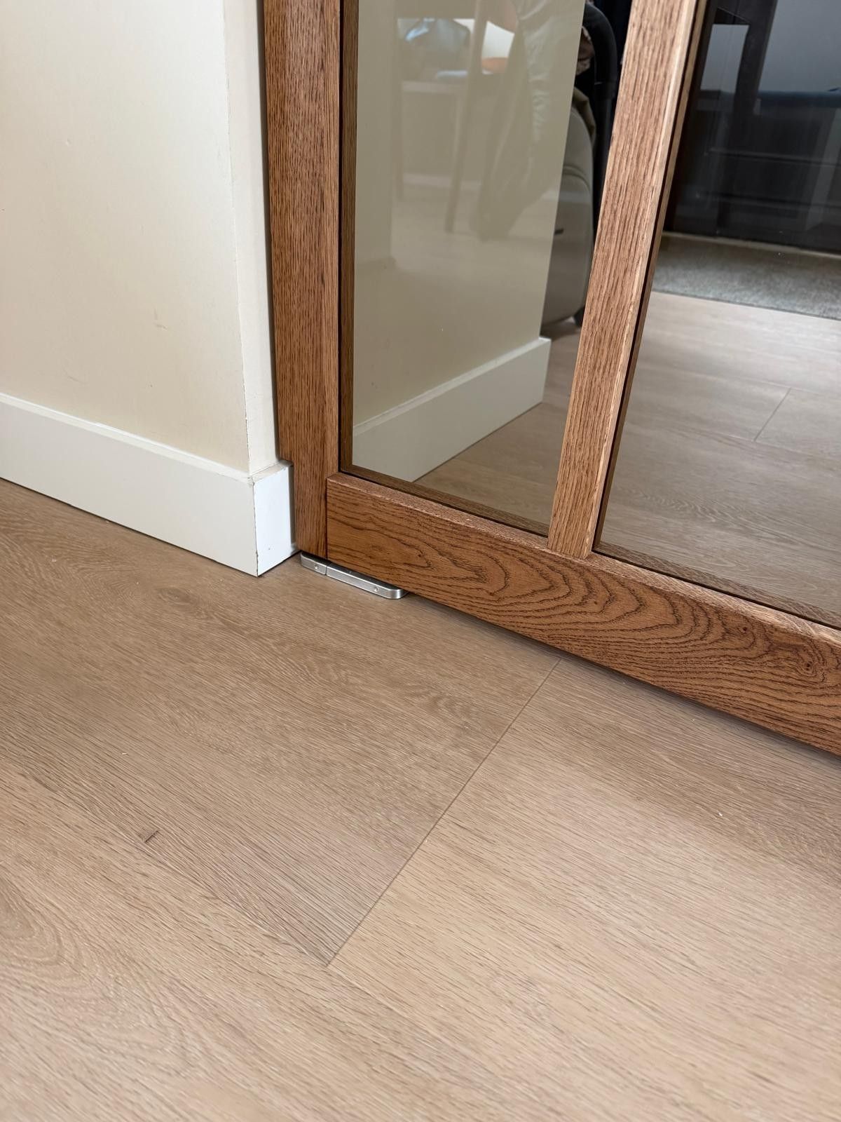 Plint-uitsparing in eiken taatsdeur. Perfect op maat gemaakt voor elke situatie.