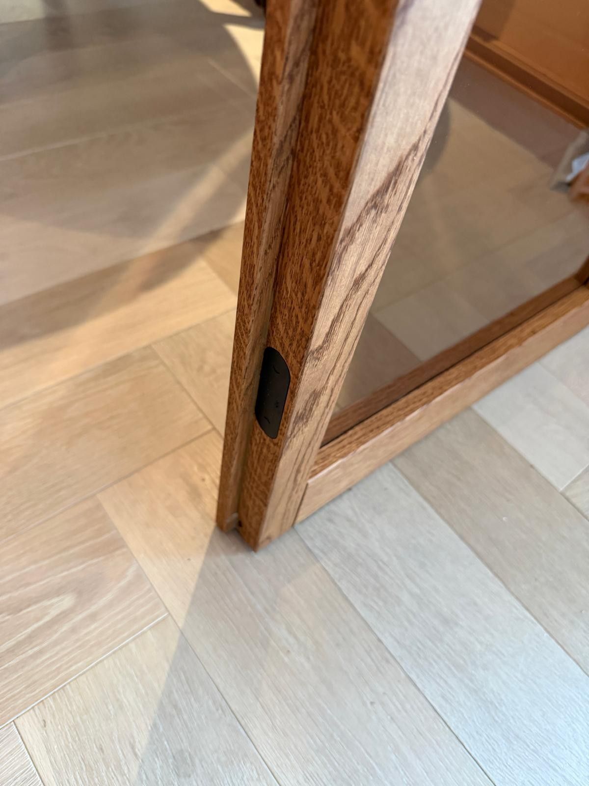 Detailfoto van perfect verwerkte magneetsluiting in eiken binnendeur.