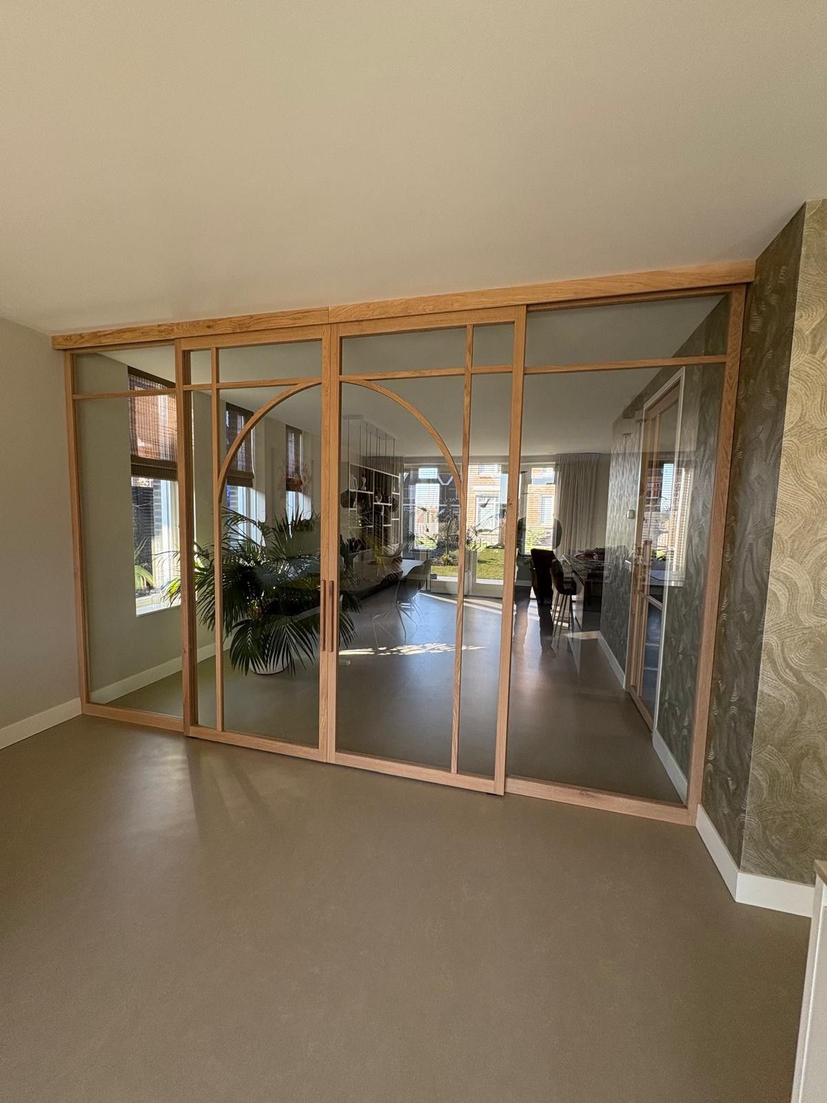 Dubbele eiken schuifdeur met glas, voorzien van vaste panelen. Hierdoor ideaal als roomdivider of scheiding tussen woonkamer en keuken.