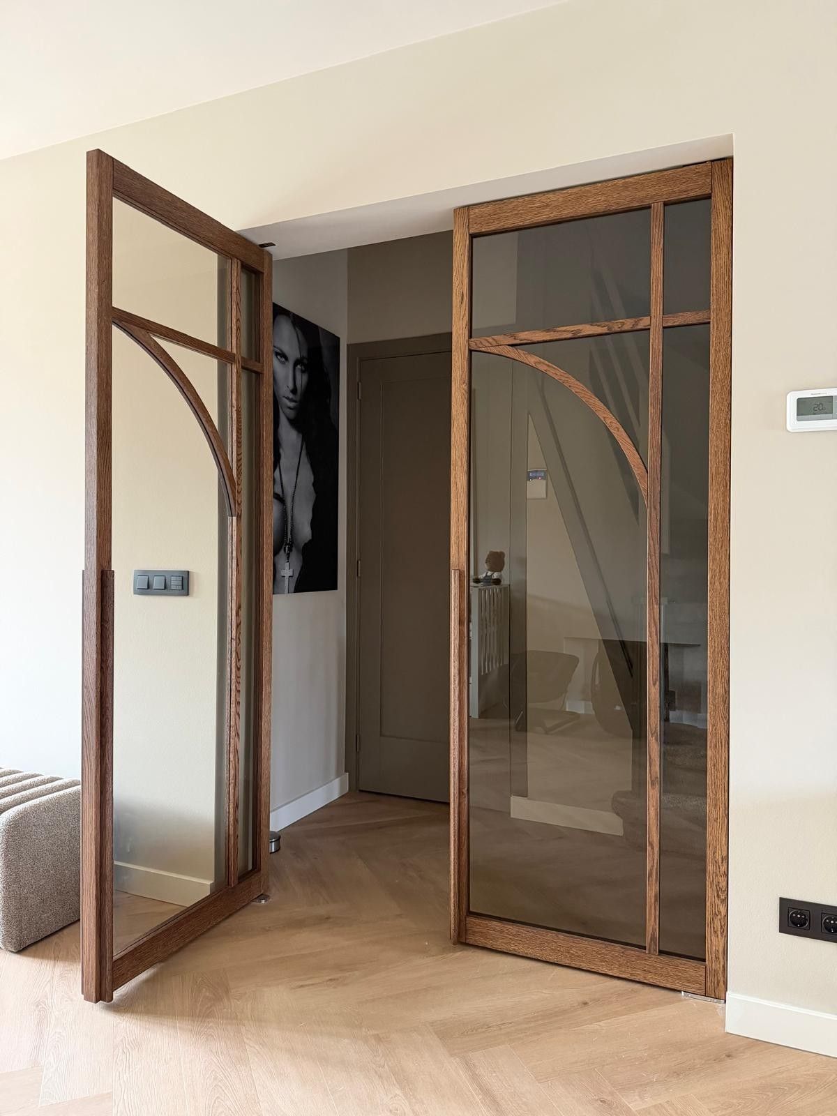 Afbeelding van een Japandi interieur met een eikenhouten deur