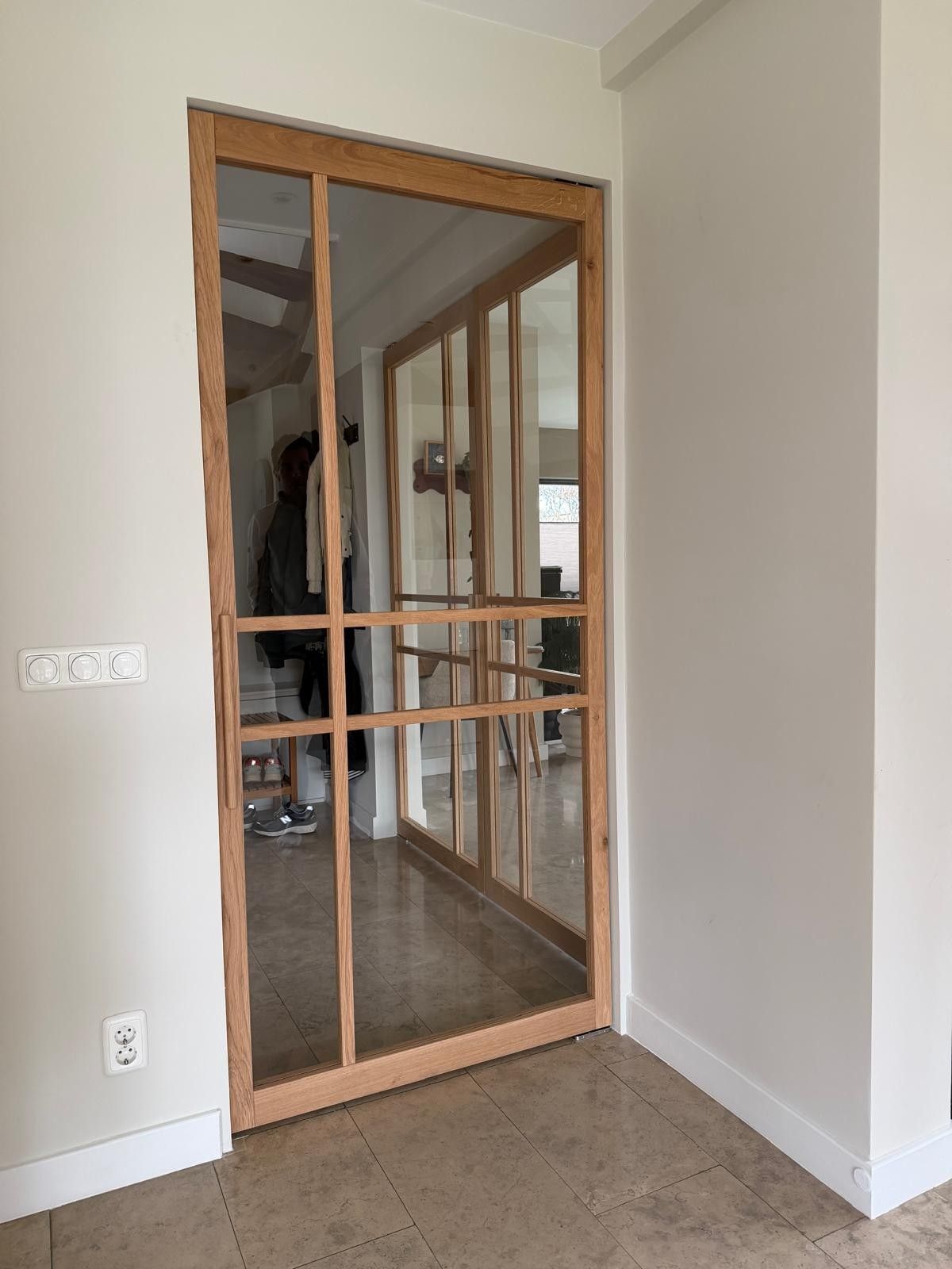 Enkele taatsdeur binnen met glas op maat gemaakt.