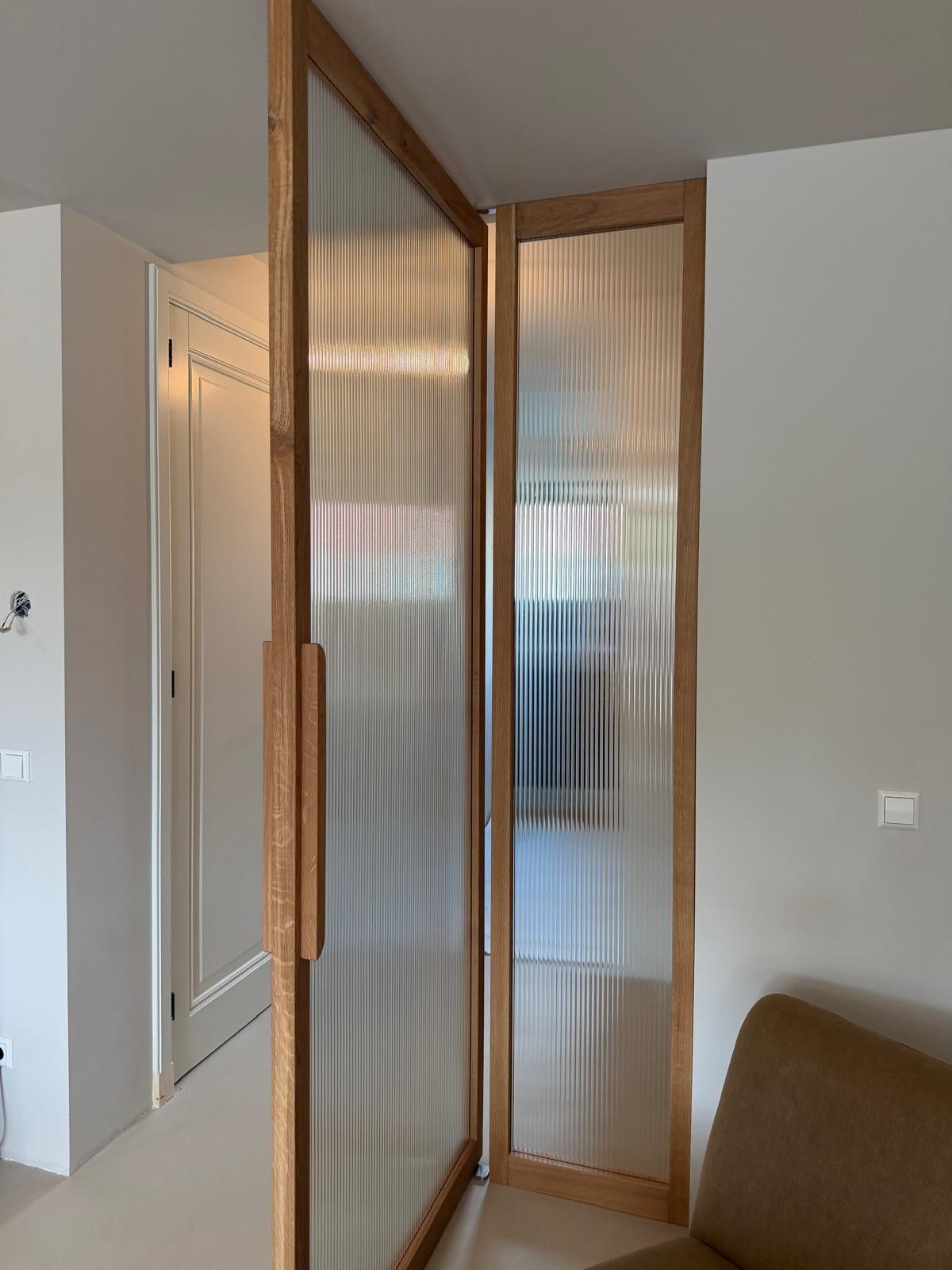 eiken taatsdeur met vast paneel of zijlicht, voorzien van helder ribbelglas. Alles op maat en naar wens van de klant gemaakt.