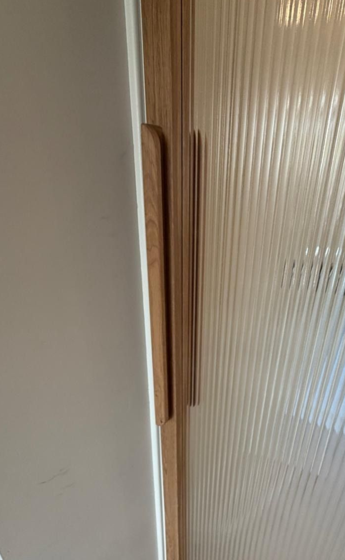 Eiken binnendeur met geribbeld glas, voorzien van een maatwerk greep.