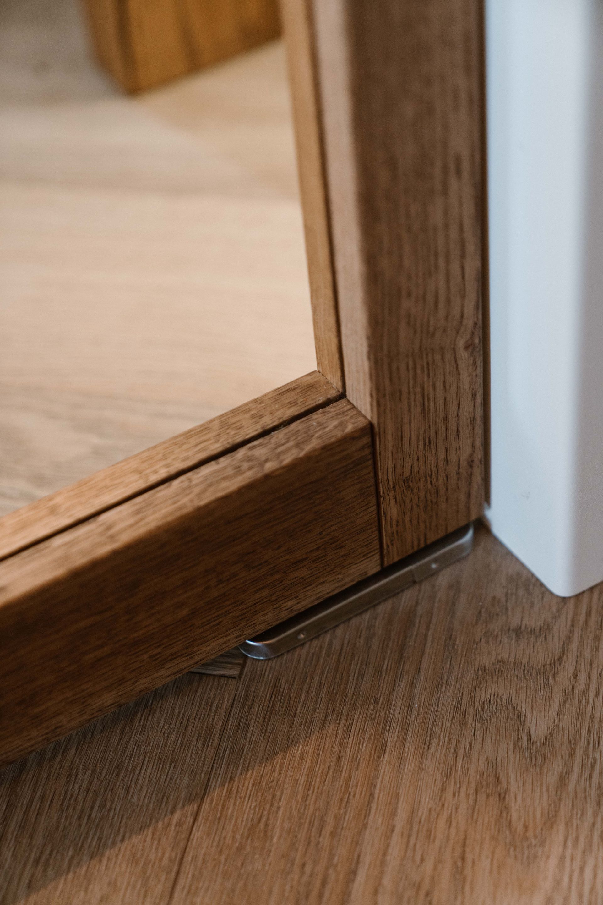 Strakke overzetprofielen om uw opdekdeur te vervangen voor een massief eiken binnendeur met glas.