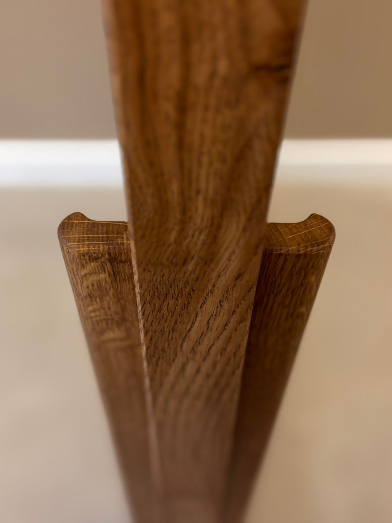 Ronde greep op massief eiken deur met glas