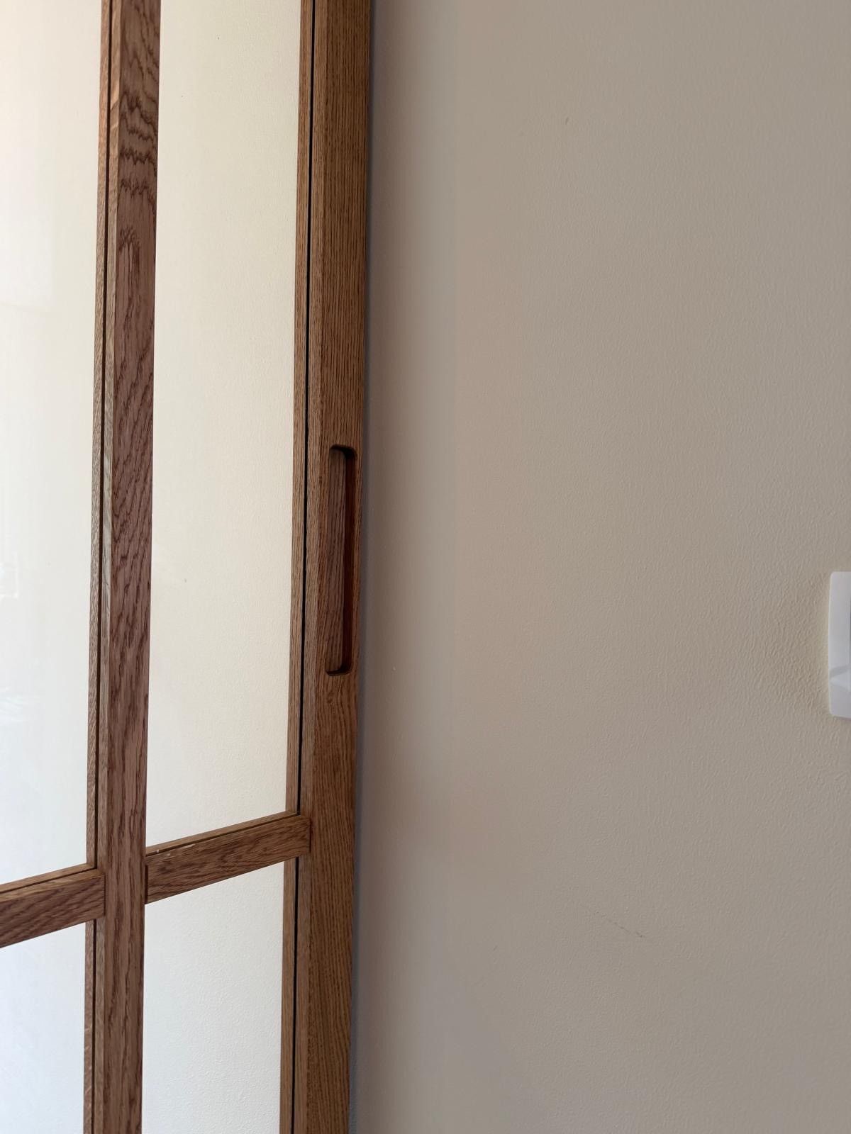 Ruimtebesparende verzonken greep, speciaal voor eiken schuifdeuren met glas